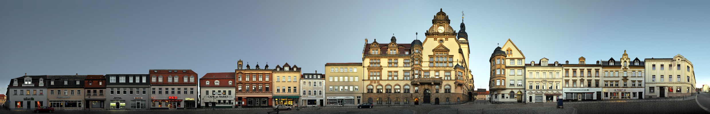 Werdau, Sachsen Marktplatz Panorama Ostseite mit Rathaus