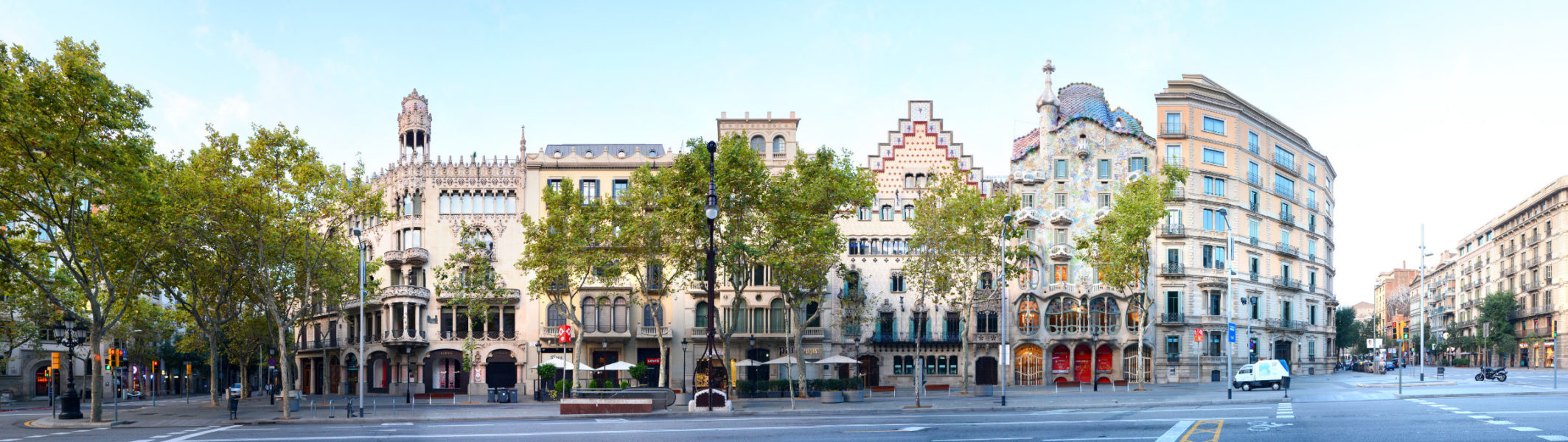 Barcelona's Facades in architecture streetlines - PANORAMASTREETLINE